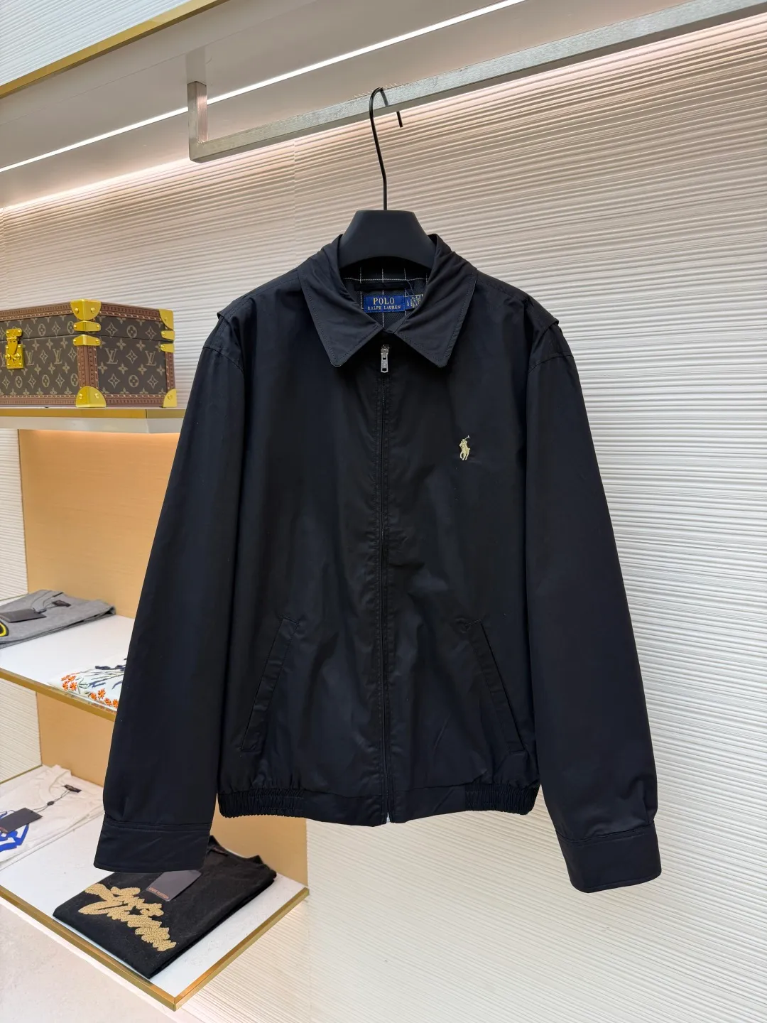 Ralph Lauren embroidered zipper jacket ●Original version: Purchased and developed for 2490 ●Item No.: 1681895-B20 ●Fabric: Cotton double-strand fine bias elegant fabric ●Technology: Embroidery production ●Color: Black ●Version: Fitted version ●Weight: about 625 grams ●Size: S-M-L-XL ●Description: Customized cotton double-strand fine bias elegant fabric, soft and silky, comfortable and close to the skin Using an extremely pure black tone as the background, a touch of light gold pony logo embroidery is embellished on the chest. It is even more dazzling due to the black background. Low-key and powerful. Subtle changes in gloss inject breathing and vitality into the black jacket. Outline a high-end silhouette with extreme simplicity. Show taste in silent places. Style understanding. Universal adaptability, using imported machine embroidery technology. Use advanced computer control system and sophisticated mechanical components to realize the iconic pony embroidery operation with high precision. The lines are smooth and delicate. The template machine opens the bag with a preset template to guide the position, shape and size of the bag. The accuracy ensures the quality of the bag opening effect. The infrared positioning cutting machine uses an infrared transmitter and an infrared receiver to achieve precise positioning of the material. The accuracy can reach the micron level to meet the effect of high-precision cutting of plaid alignment. The fabrics have been carefully washed and have a better hand feel and texture. They are not easy to deform, not easy to shrink, not easy to fade, and maintain long-term beauty. The overall wiring is straight and delicate, the fabric is comfortable and soft, and the color is consistent without color difference. It can be matched with the same style to create a fashionable look and control various occasions. Customized accessories, complete with three standards, same style for men and women!